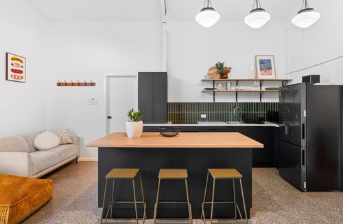 Newell House | Beachside Stay with Queen Bed & Bunks | Black Cockatoo