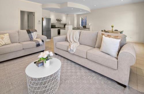 Beaumont House | Beaumont Bliss: 4BR 2 5BA Family Retreat