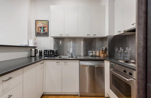 Collingwood Apartment | Beautiful 2-Storey Unit with Balcony near Smith St