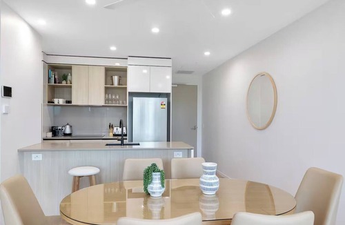 Burleigh Heads Apartment | Beautiful 2BDR near the beach with Pool n Parking