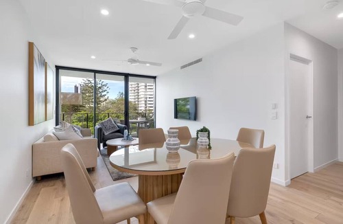 Burleigh Heads Apartment | Beautiful 2BDR near the beach with Pool n Parking