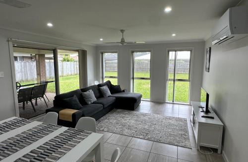 Ningi House | Beautiful 4 bdr house - Sandstone point, Bribie