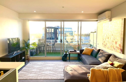 Port Melbourne Apartment | BEAUTIFUL BAY VIEWS Huge 3-bedroom plus Office, Pool, Gym, 2 car spaces and SO MUCH MORE