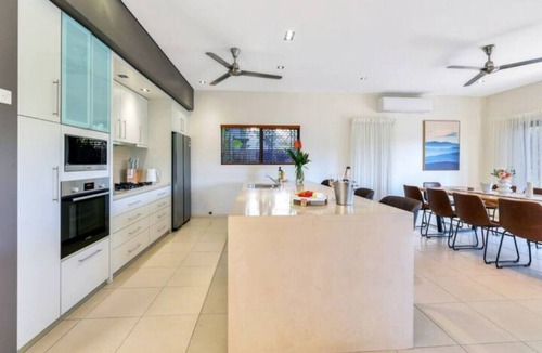 Bayview House | Beautiful Bayview King Beds Pool Water frontage