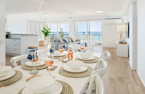 Kings Beach Apartment | Beautiful Coastal Apartment with Epic Sea Views