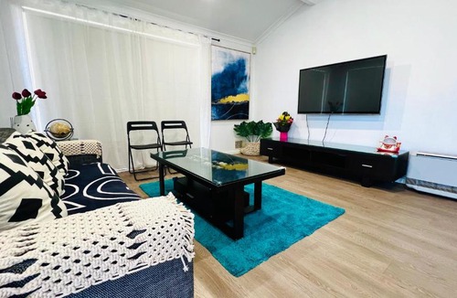 Atwell House | Beautiful home Queen bed near train station