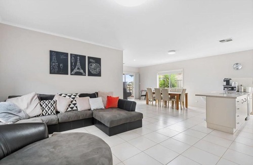 Nangkita House | Beautiful Island Blanche Pde Hindmarsh Island - BYO Linen - WiFi