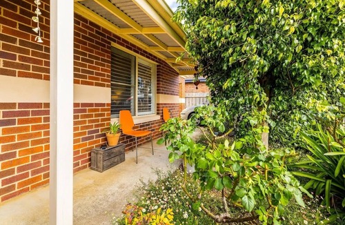 Manifold Heights House | Beautiful quiet home, Geelong West cafes – for families, LGBT guests, pets