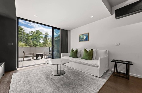 Braddon Apartment | Beautiful Studio Apt w/Haig Park Views & Parking!