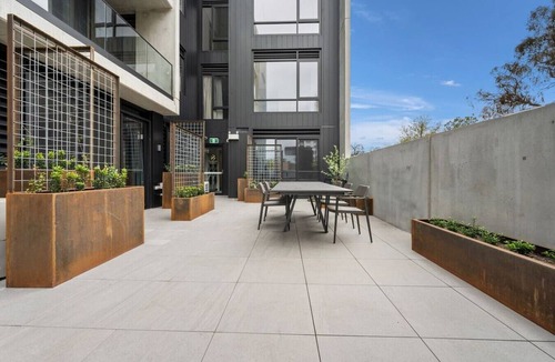 Braddon Apartment | Beautiful Studio Apt w/Haig Park Views & Parking!