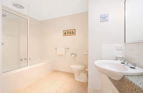 Mulwala House | Beautiful waterfront townhouse on Lake Mulwala with a tropical feel.