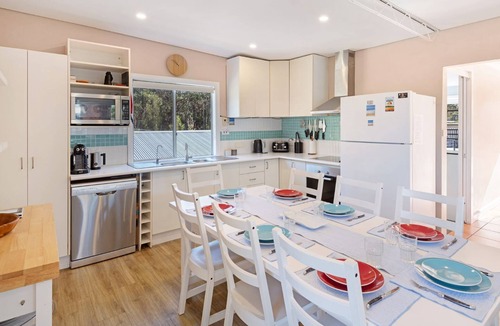 Huskisson House | Beecroft Street Retreat by Book Jervis Bay - Free Wifi, Linen & Pet Friendly