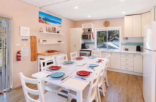Huskisson House | Beecroft Street Retreat by Book Jervis Bay - Free Wifi, Linen & Pet Friendly