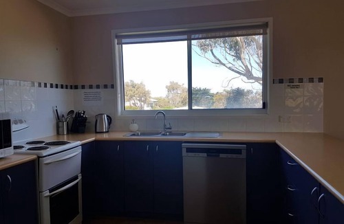 Ventnor House | Bella Views - Beach front, WiFi and Foxtel! Availability School Holidays