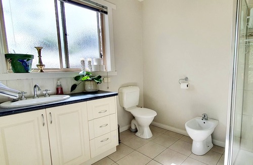 Brown Hill House | Bells Lane - Large Home w/ Double Garage Sleeps 10