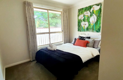 Brown Hill House | Bells Lane - Large Home w/ Double Garage Sleeps 10