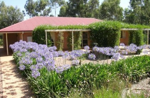 Junortoun House | Bendigo Short Term Accommodation - WiFi, sleeps 8, free breakie