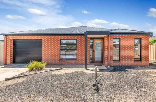 Jackass Flat House | Bendigo Signature Accommodation on Averys