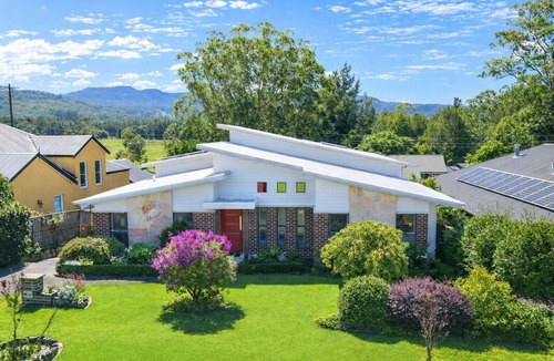 Berry House | Berry Luxury Retreat | Escarpment Views | Sleeps 10