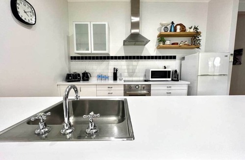 Bright House | Bespoke Holiday House. Central location on Bright's Delany Avenue. Dog friendly