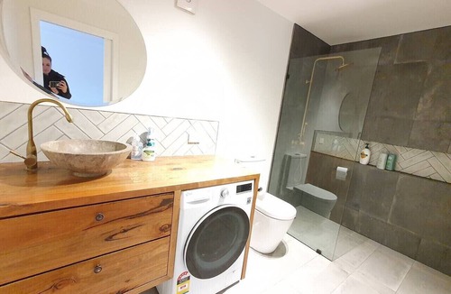 Croydon North House | Between the Yarra Valley, City, wineries. Pets
