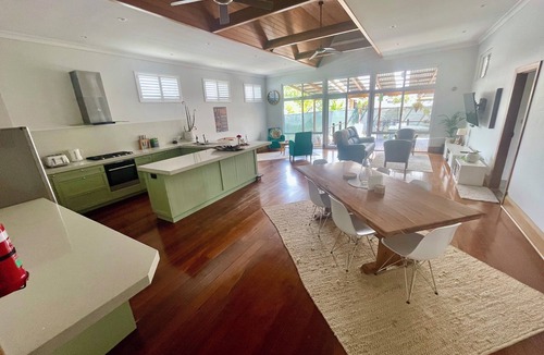 Bunbury Cottage | Big Gum Cottage: 15 min walk: cafés, shops & beach