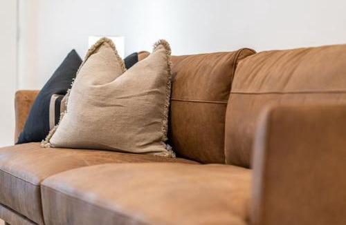Brompton House | Black Oak at Brompton – Contemporary Parkside Stay