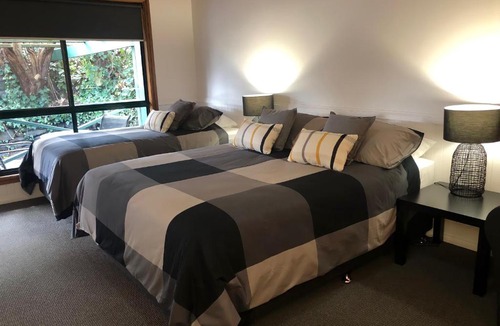 Tumbarumba Apartment | Black Range Lodge, Tumbarumba - Queen and King Single Room