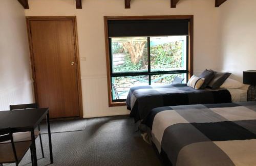 Tumbarumba Apartment | Black Range Lodge, Tumbarumba - Queen and King Single Room