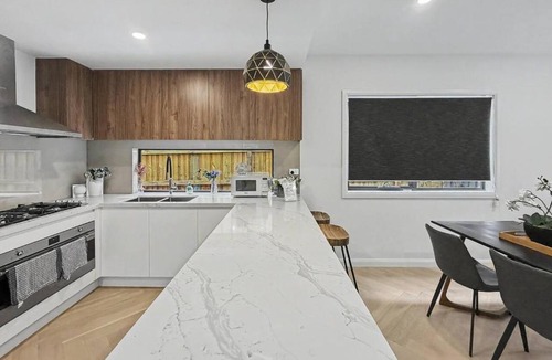 Ivanhoe House | Blooming in splendour - 4BR Townhouse 3BA Ivanhoe