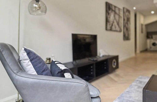 Ivanhoe House | Blooming in splendour - 4BR Townhouse 3BA Ivanhoe