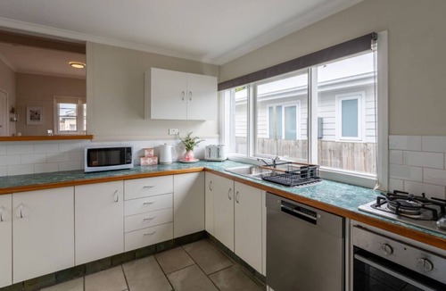 Rosebud House | Blue Bay Cottage, discover this little gem 850m fro the beach
