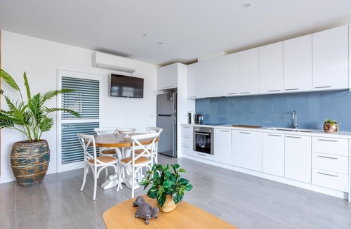 Rosebud Apartment | Blue Waters on the Beach, Rosebud - $100 OFF!* - Beautiful apartment, absolute beach frontage.