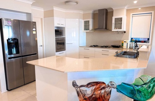 Tascott House | Bluewater Sanctuary: Luxury Beach house with private jetty