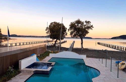 Tascott House | Bluewater Sanctuary: Luxury Beach house with private jetty