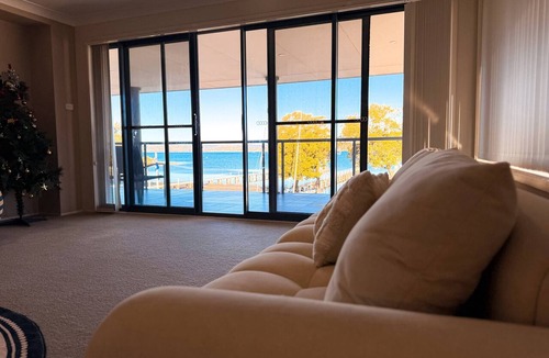Tascott House | Bluewater Sanctuary: Luxury Beach house with private jetty