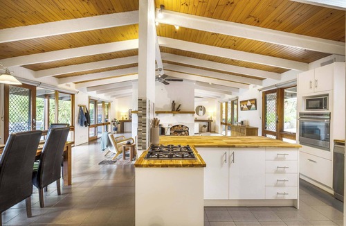 Tawonga South House | Bogong View Retreat | Spa, Sauna & Alpine Views