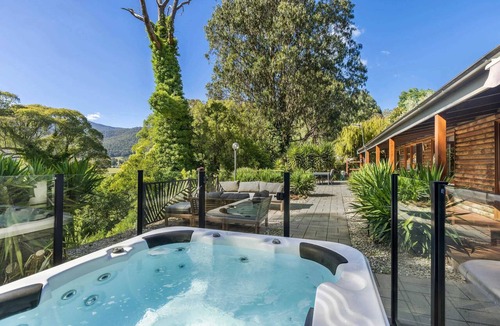 Tawonga South House | Bogong View Retreat | Spa, Sauna & Alpine Views