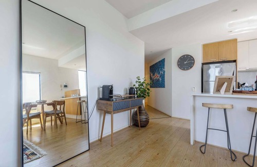 Docklands Apartment | Bohemian marina-view NewQuay promenade apartment