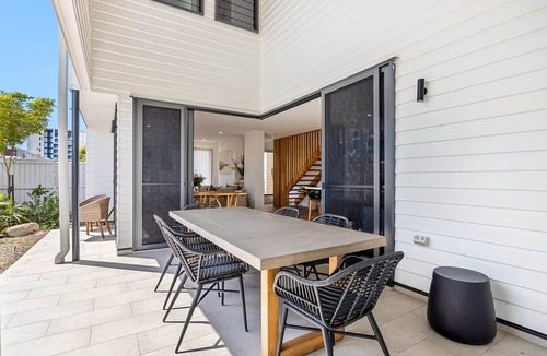 Bokarina House | Bokarina 3-Bed Stunning Home, Steps from Beach