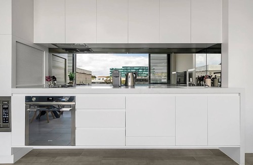 Bondi Beach Apartment | Bondi Beach Escape, Steps to Sand & Cafe