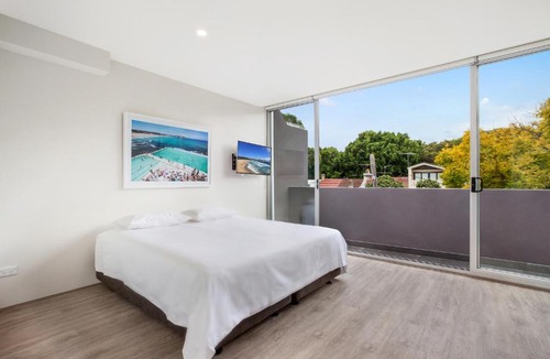 Bondi Apartment | Bondi Beach Studio King Suite + Balcony