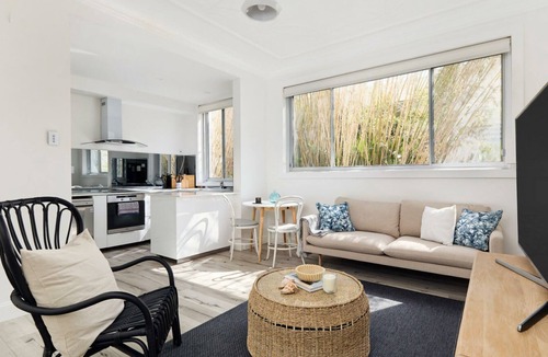 North Bondi Apartment | Bondi Glimmers is an apartment moment from the beach