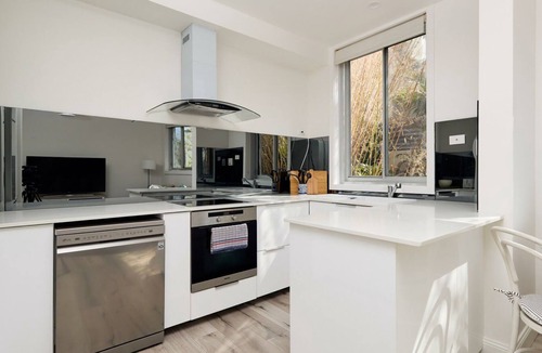 North Bondi Apartment | Bondi Glimmers is an apartment moment from the beach