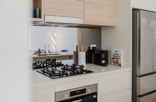 Bondi Apartment | Bondi Luxe Retreat | Modern 2BR | Hot tub + Sauna