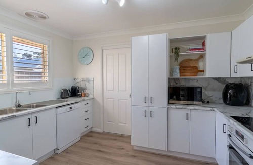 Shellharbour House | Book 4 nights, Pay for 3 - School Holidays - Message to receive offer!