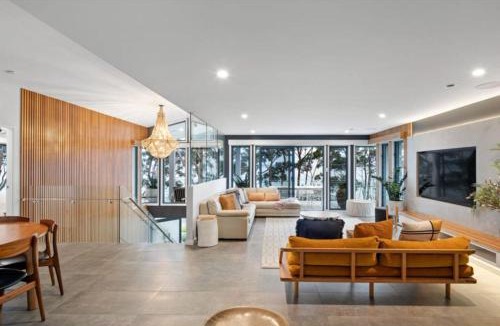 Hyams Beach House | Book 4 nights, Pay for 3 - School Holidays - Message to receive offer!
