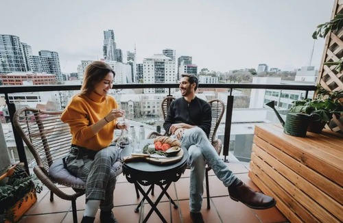 Melbourne Central Business District Apartment | Boutique central apartment|private balcony|parking