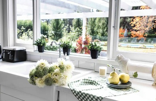 Woodlands House | Boutique farm-stay in The Southern Highlands with pool. Family + pet friendly.