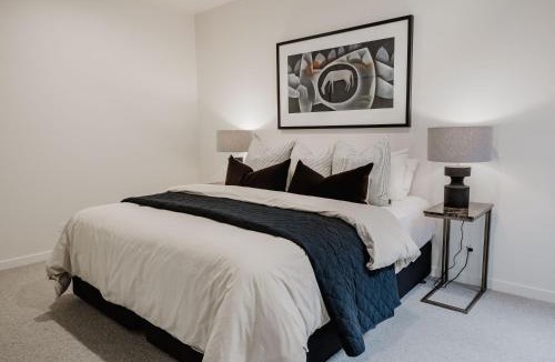 Bright Apartment | Bowen Townhouse - Art House Townhouses